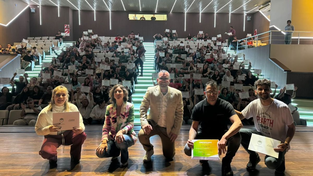Trescientas personas recibieron certificados al completar los cursos de oficios del departamento General López