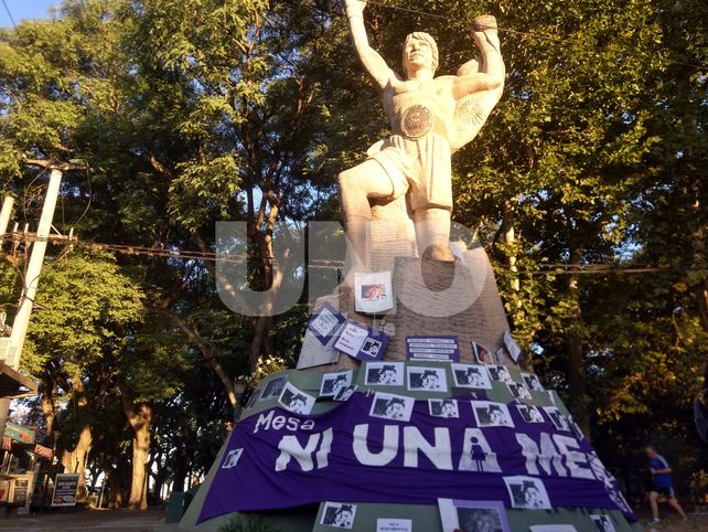 El monumento a Carlos Monzón se tiñó de lila en la Costanera