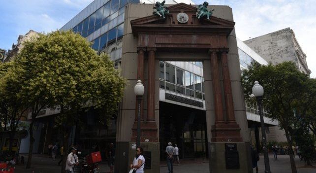 Presencial. Los bancos comienzan a atender desde este lunes sin turnos.