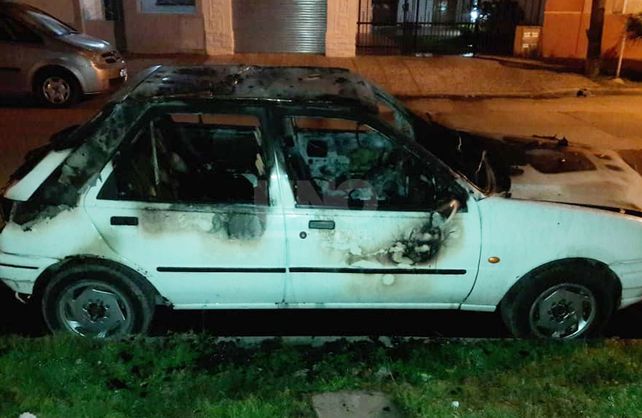 El auto incendiado de manera intencional.