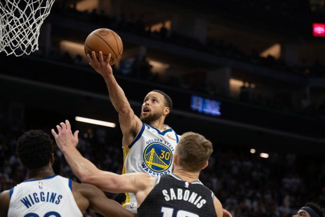 El campeón Golden State elimina a Sacramento con una noche récord de Curry