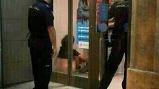 Una pareja fue sorprendida teniendo sexo en el interior de un cajero automático