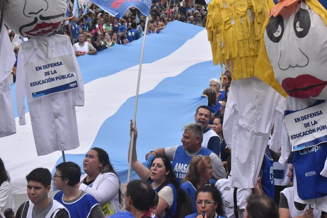 Docentes y profesionales de la salud llevaron a Santa Fe su reclamo de aumento salarial