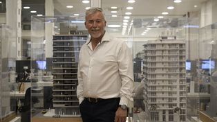 Gabriel Redolfi rodeado de las maquetas de su constructora