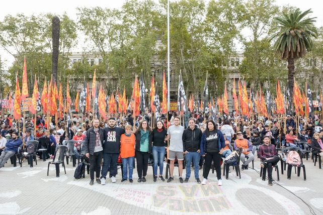 El Frente de Izquierda-Partido Obrero realizó un masivo acto por el 1º de Mayo frente a Gobernación