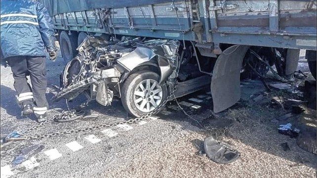El auto quedó incrustado debajo del camión