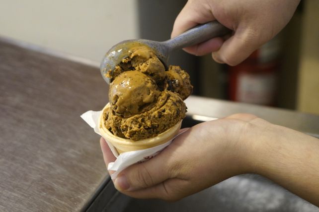 El dulce de leche granizado está entre los sabores de helado que encabeza las ventas de los negocios.