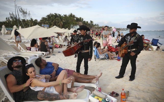 Turistas en Playa del Carmen, México, en medio de la nueva pandemia de coronavirus. Decenas de miles de estadounidenses llegaron a las relucientes playas caribeñas.
