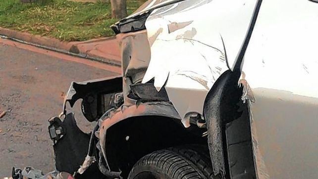 Paraná: se distrajo al buscar unas llaves y terminó contra una columna