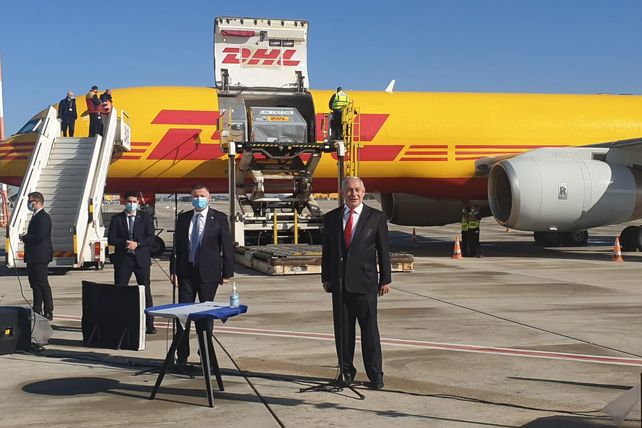 LLEGÓ EL AVIÓN. El premier israelí habla a los periodistas desde la pista.