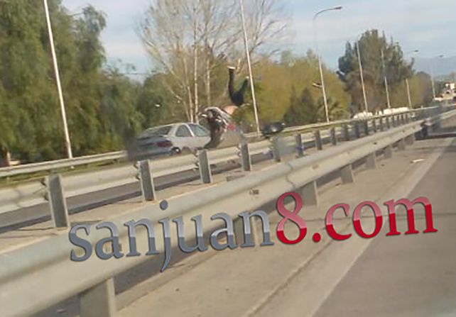 Mirá la impactante imagen del motociclista volando luego de ser embestido por una anciana