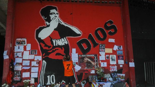 El mural de Diego Maradona se transformó en un verdadero santuario.