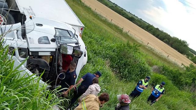 Ruta 12: volcó un camión y el conductor quedó atrapado