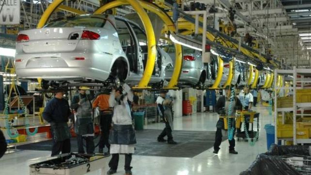 Trabajadores de Renault denuncian que reemplazarán a operarios con antigüedad por contratados. La firma aseguran las cesantías fueron acordadas&nbsp;