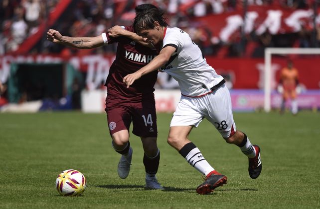 Disputa. Mariano Bíttolo forcejea en el último partido entre Newell’s y Lanús. Fue en 2018 y la lepra ganó por 2 a 0 en el Coloso.