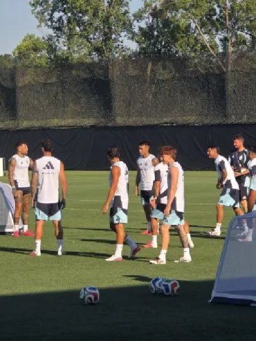 Sin Messi y los titulares, la Selección Argentina volvió a las prácticas con la mente puesta en Inglaterra