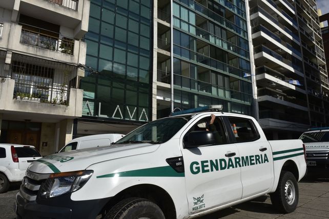 Uno de los allanamientos se llevaron a cabo en un edificio a escasos metros del Monumento.