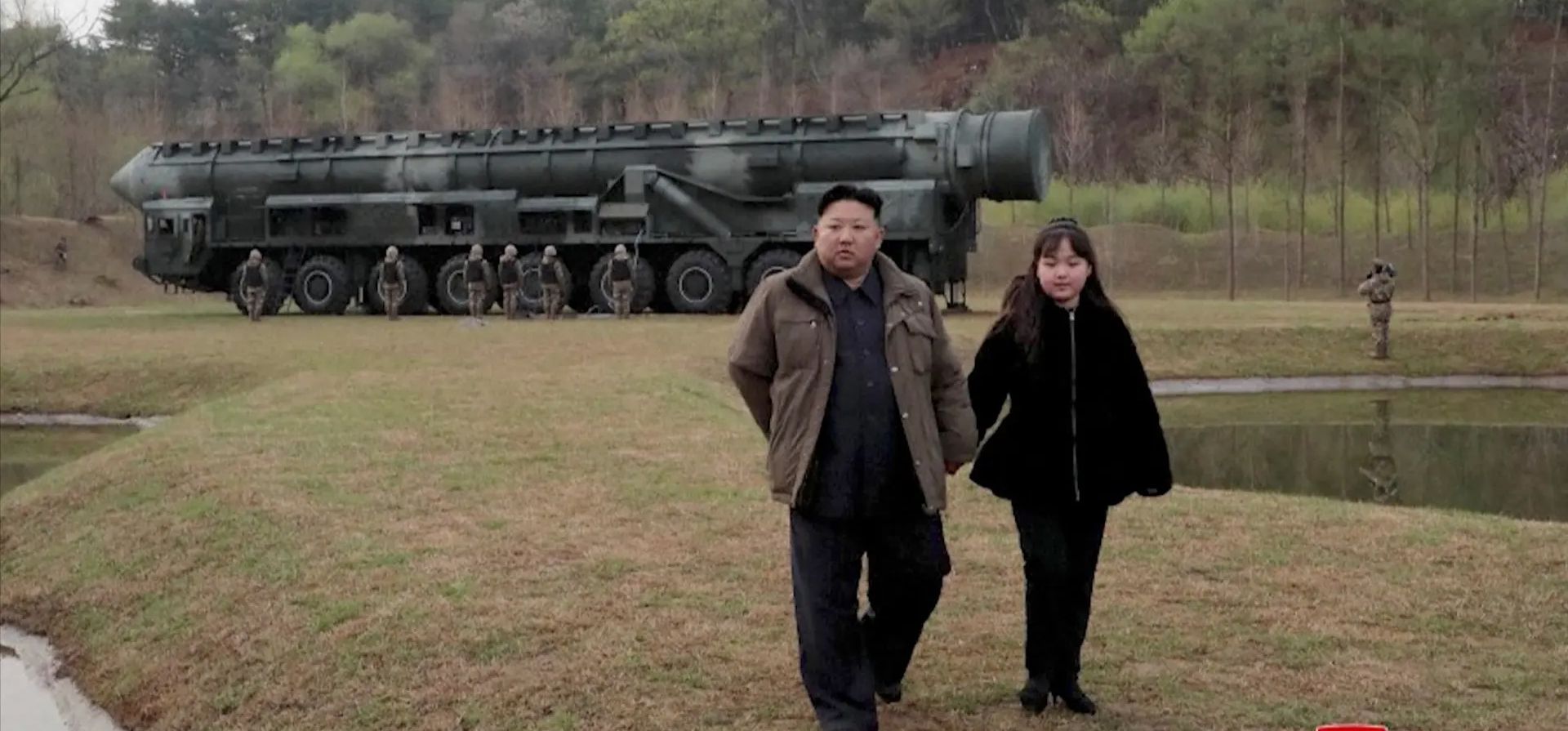 Kim Jong-un y su hija Kim Ju-ae asisten a un lanzamiento de prueba de un nuevo misil balístico intercontinental de combustible sólido, el Hwasong-18, en un lugar no revelado. Fotografía: KCNA/Reuters