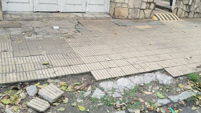 El municipio de Paraná promueve la reparación de veredas rotas a través de intimaciones. Se prioriza la regularización antes de avanzar con otras medidas