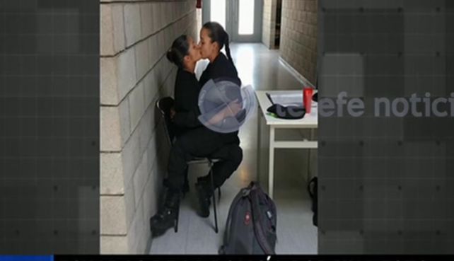 Dieron de baja a dos cadetes de la policía por besarse