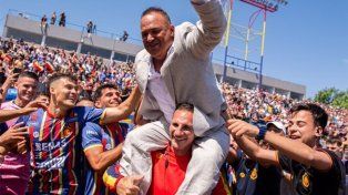 El entrenador Leo Fernández, ex Central, celebró la consagración de Colegiales en el Clausura de la Primera B.