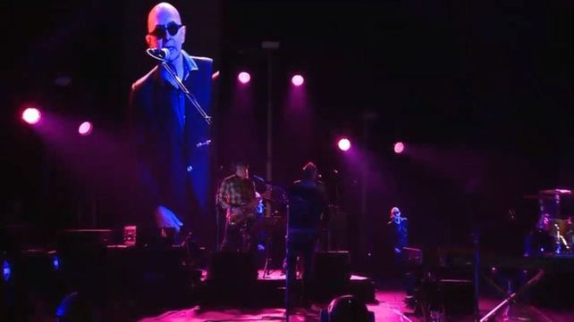 El Indio Solari se vistió de traje y presentó con su banda dos temas nuevos desde Epecuén