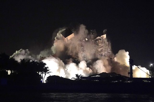 Las torres que habían quedado en pie colapsan de manera controlada por efecto de los explosivos.&nbsp;