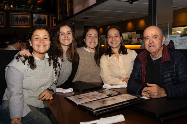 Agustina, Maite, Martina, Pilar y Juan Elizalde