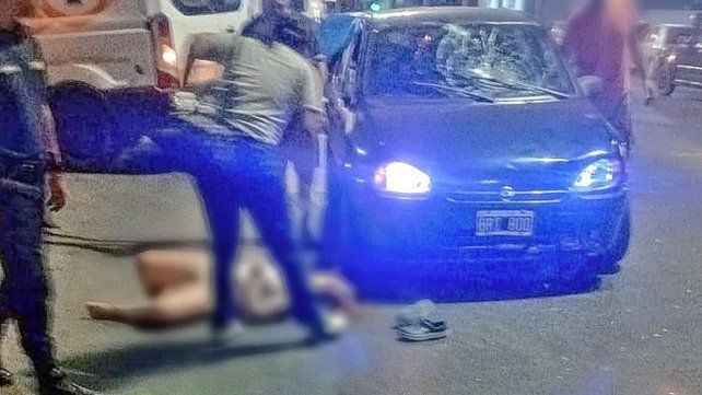 Accidente en Concordia: una motociclista sufrió graves lesiones tras chocar con un auto.