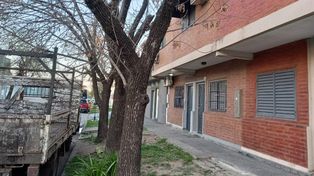 La vivienda de Mitre al 5900, del barrio Sargento Cabral de la ciudad de Santa Fe, donde una mujer de 28 años fue golpeada y sufrió quemaduras tras ser rociada con alcohol por su ex pareja.