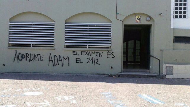 Las amenazas también se pintaron sobre las paredes de la escuela.