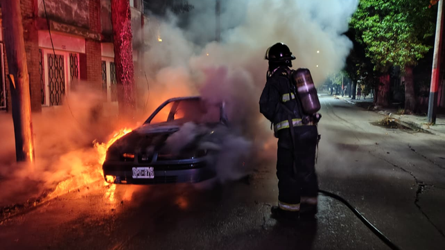 Bomberos sofocando el primer incendio del domingo