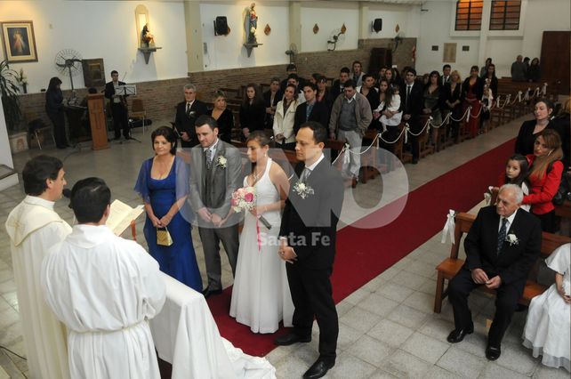Ceremonia. La Iglesia de Fátima recibió a Fernando y Virginia. Las dudas se esfumaron y ambos vivieron un emotivo momento.
