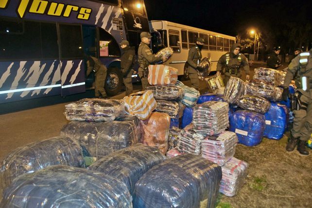 Personal de Gendarmería Nacional incautó gran cantidad de bolsas embaladas conteniendo distintos tipos de prendas y calzado.