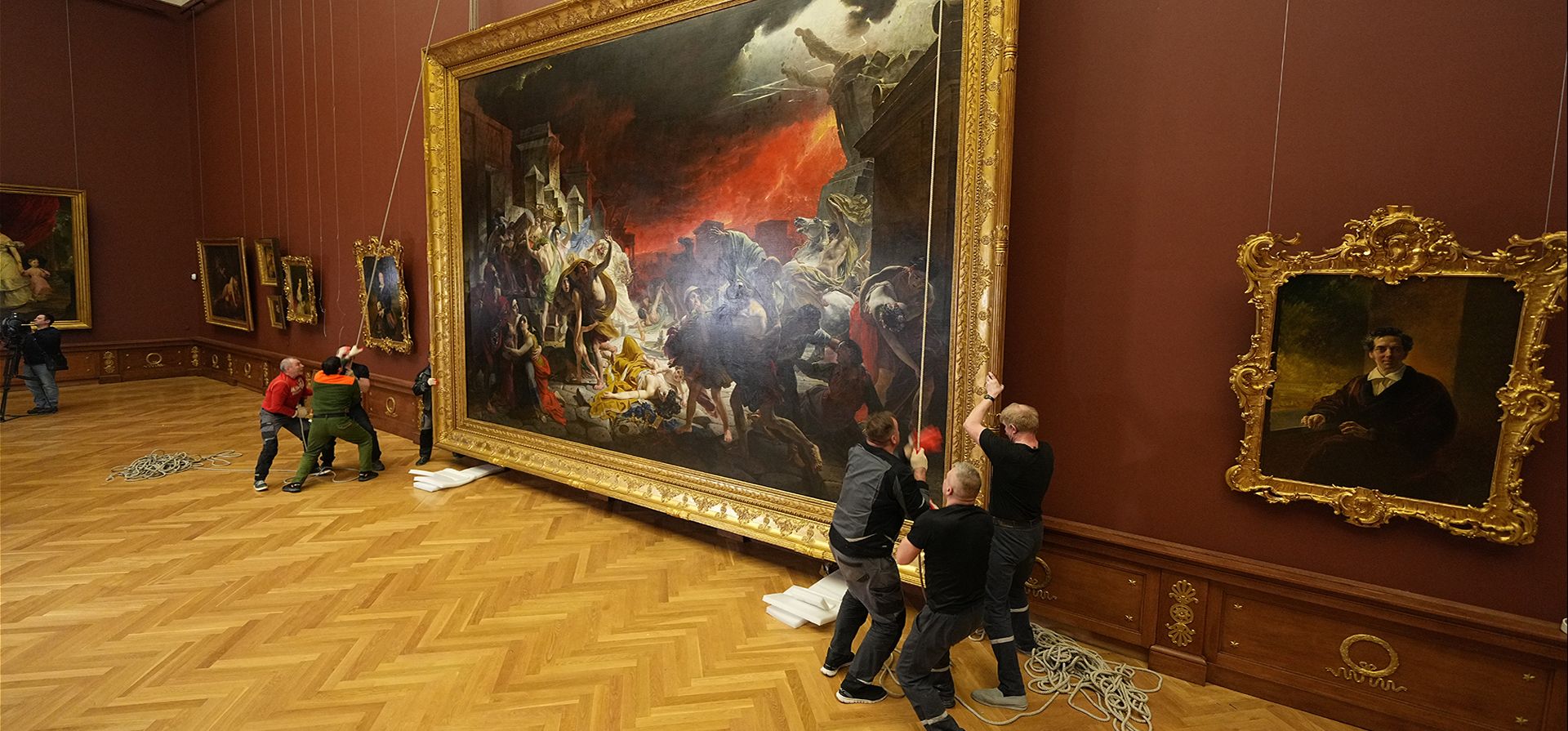 Personal del museo levanta la obra maestra Personal del museo levanta la obra maestra