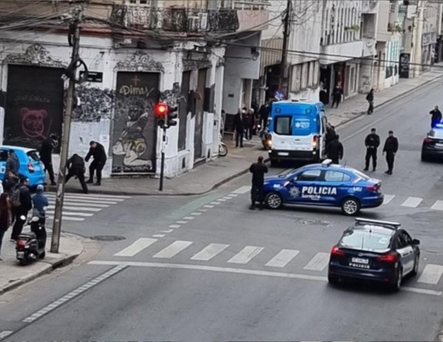 Un rosarino resistió un robo a los tiros en pleno centro e hirió a dos inocentes: una mujer y su hijo