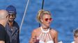 britney spears lucio su nueva bikini blanca en un paseo en yate durante sus vacaciones e hawaii