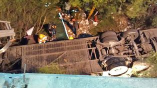 Al menos 43 gendarmes murieron al desbarrancar un ómnibus en el sur de salta