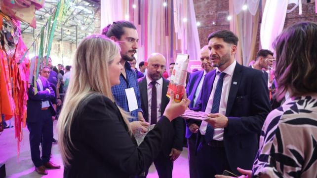 El gobernador Maximiliano Pullaro, junto al ministro Puccini y el secretario de Desarrollo Industrial, en Vincular Santa Fe 2024.