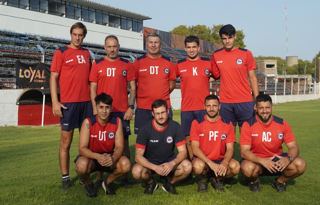 Daniel Teglia y cuerpo técnico. Diego Acoglanis, Rodrigo Araudo, Juan González, Martín Busso, Mauricio Acotto, Juan Massa, Gastón Conrad y Martín Díaz. El canchero es Juan Domingo González.  