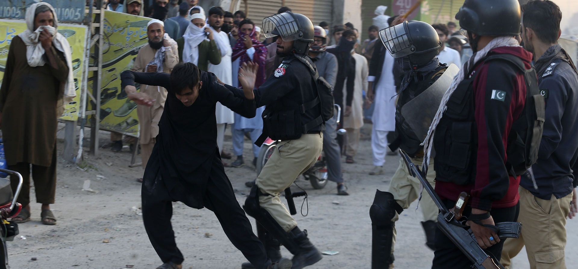 Agentes de policía golpearon a un manifestante furioso que, junto con otros, bloqueó una calle cerca de una comisaría y exigió que les entregaran a un hombre detenido, acusado de insultar el libro sagrado del Islam, el Corán, en Peshawar, Pakistán, el martes 19 de noviembre de 2024. (Foto AP/Muhammad Sajjad) Agentes de policía golpearon a un manifestante furioso que, junto con otros, bloqueó una calle cerca de una comisaría y exigió que les entregaran a un hombre detenido, acusado de insultar el libro sagrado del Islam, el Corán, en Peshawar, Pakistán, el martes 19 de noviembre de 2024. (Foto AP/Muhammad Sajjad)