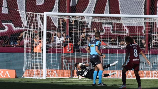 Servio se arrojó hacia su derecha y la pelota pasó lejísimo