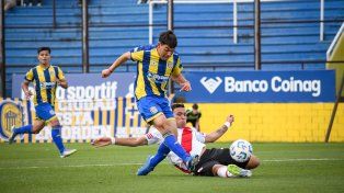 Ciro Armoa remata ante la marca del defensor de River y marca el tanto del empate para el Canalla.