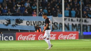 Ramiro Sordo se retira del césped del Cilindro, luego de asistir a Velázquez en el gol de Newells. No estará ante River.