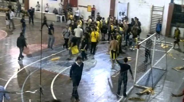 Murió un técnico de futsal por las trompadas que le pegó un padre en pleno partido