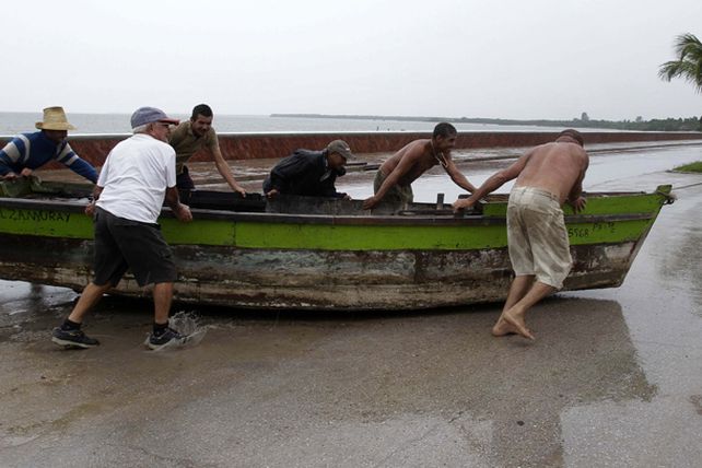 El huracán Sandy tocó tierra en el sureste de Jamaica y amenaza al Caribe
