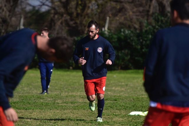 El día que cantó los 36, el Chelito Delgado volvió a entrenar pero con ropa de Central Córdoba
