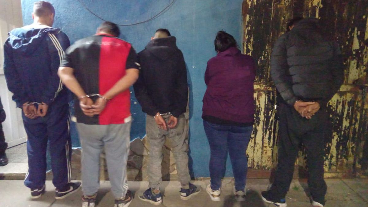 Los Sorprendieron En Plena Calle Exhibiendo Armas: Cinco Detenidos ...