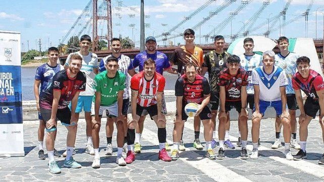Los capitanes de los equipos masculinos realizaron la foto oficial en el Puento Colgante.