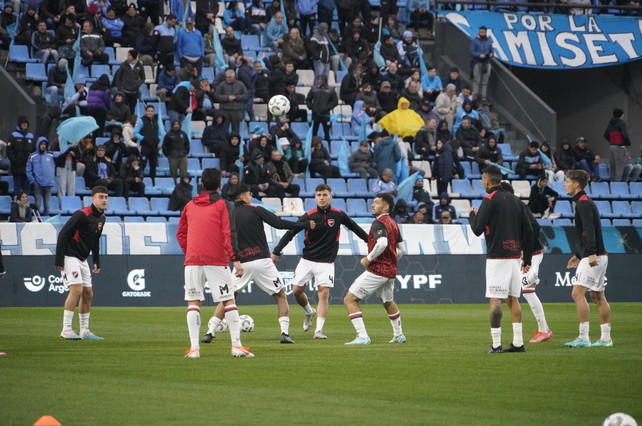 Los futbolistas de Newells realizan el precalentamiento.